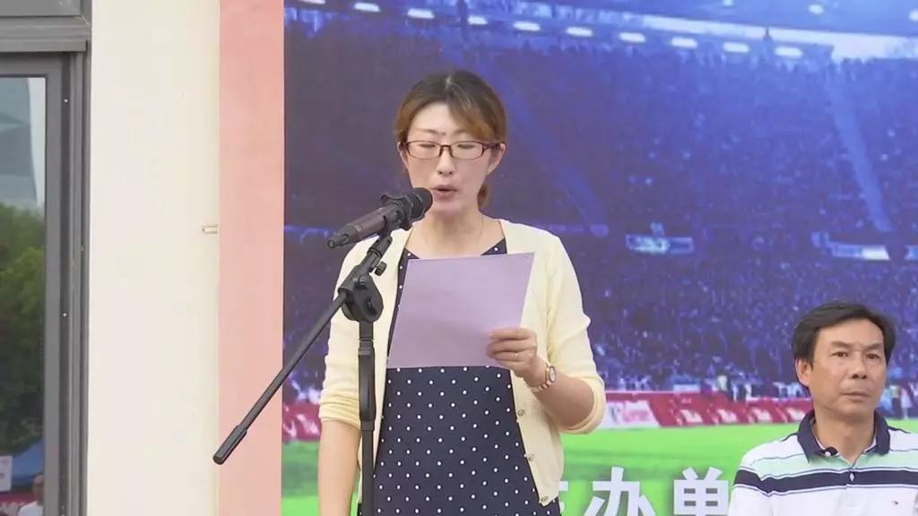 在庄严肃穆的升旗仪式中拉开序幕,建邺区教育局工委副书记任心洁致词