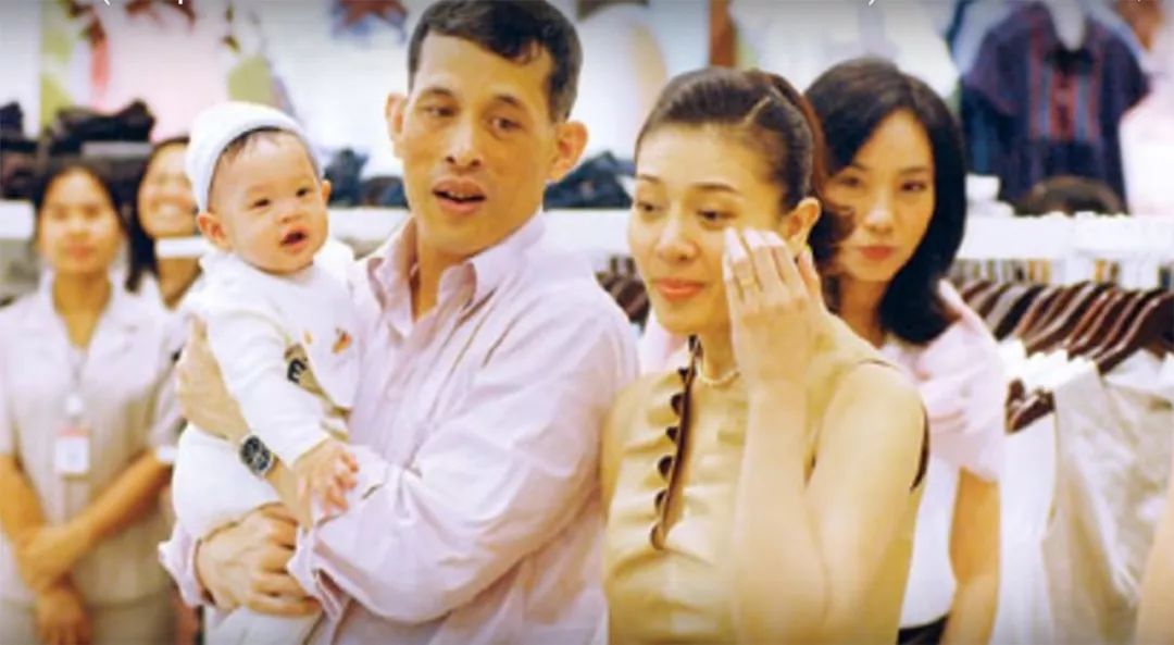 泰国国王出手大方带西拉米王妃逛商城自己带娃让娇妻买个痛快