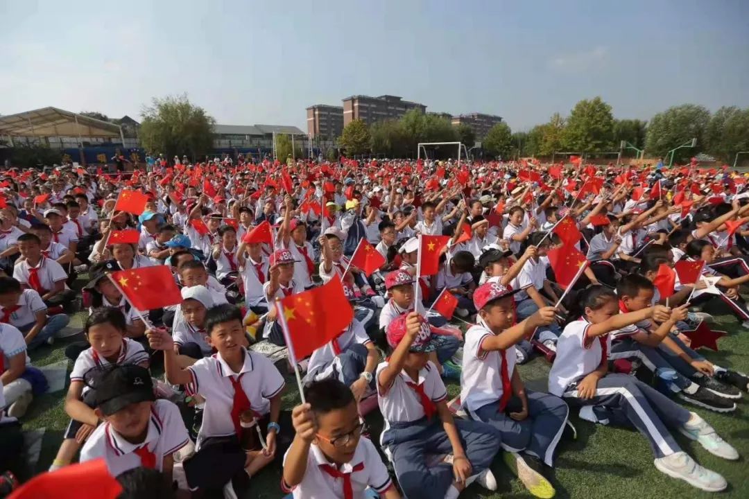 当红街景最近红色已然变成流行色都洋溢着喜庆的气氛大连从城市到农村