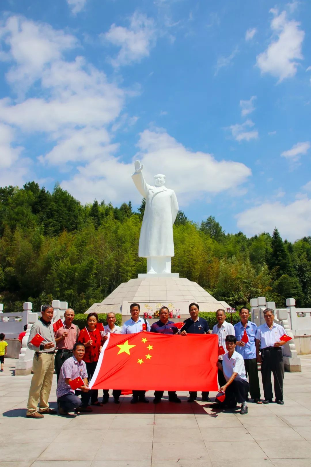 在古田会议会址与国旗合影龙岩古田红色文化旅游区又会绘就出怎样惊艳