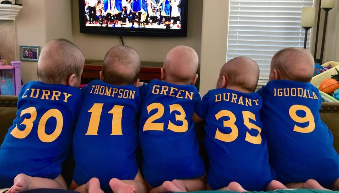 没事还自拍,跟网友分享做五胞胎爸爸的喜悦.