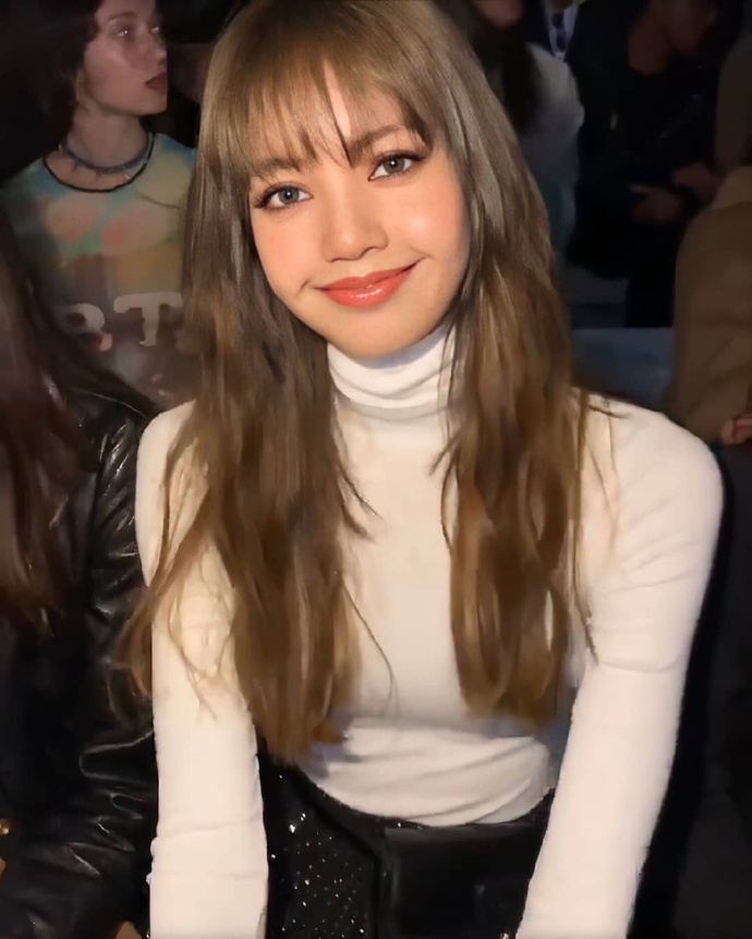 真人芭比girllisa烟熏妆亮相巴黎时装周celine2020春夏时装大秀