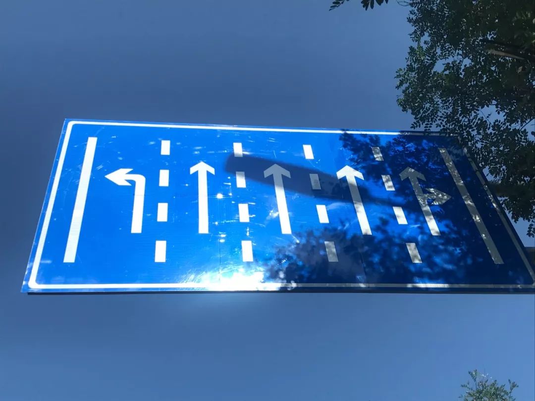 热线| 顺义这路口一车道,车主易上当!_标志牌