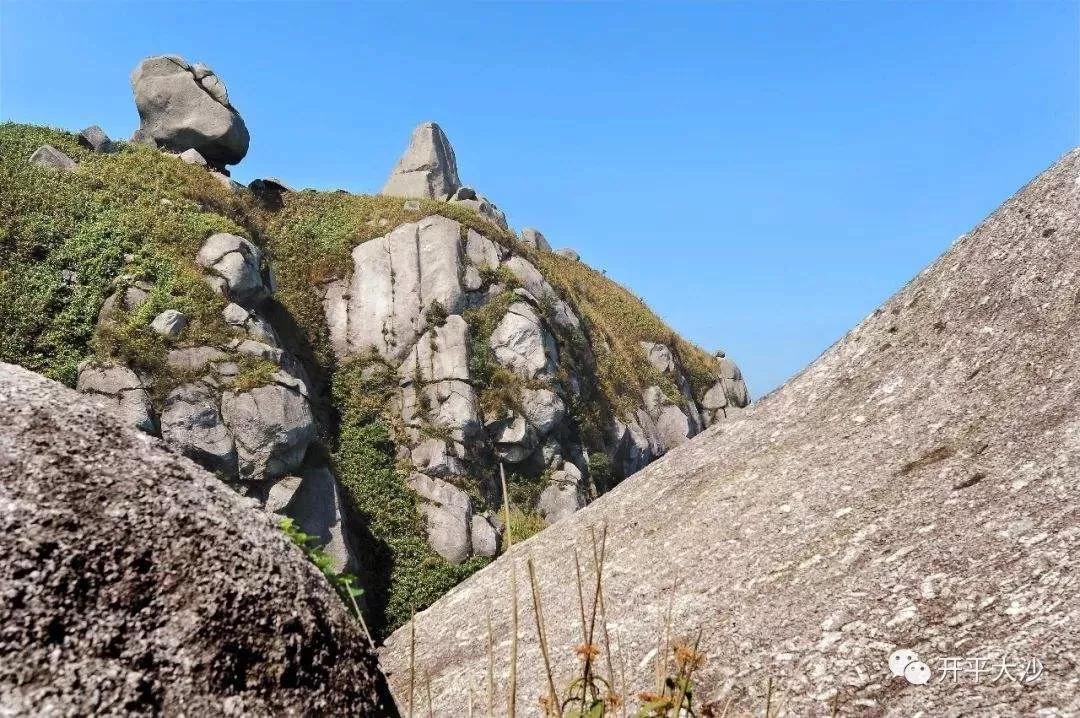 西北倚聞名的開平市大沙河水庫風景遊覽區,大沙河水自西北向東南流經