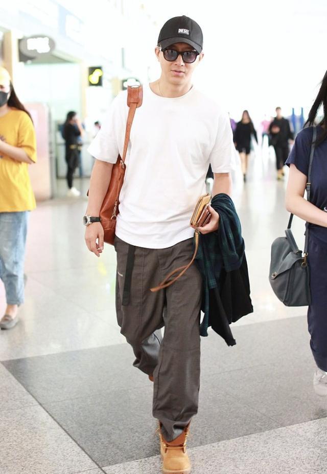 韩庚机场现身走男团风自背大包青春活力但为啥不系鞋带