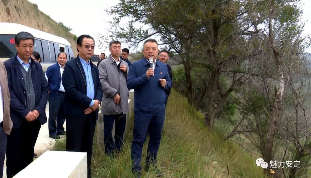 站长趏旭江,全国畜牧总站草业处处长李新一,省农业农村厅巡视员阎奋民