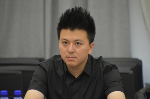 久盛地板有限公司董事长张凯在接受采访在吴盛富的记