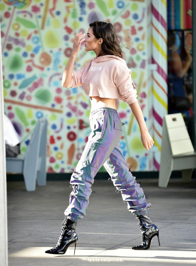 让全世界女星上头的这4款短上衣也太好穿太时髦了吧