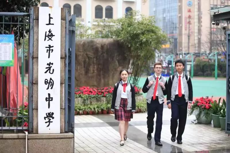光明中学的校服在颜色体系上,以藏蓝外套,白衬衫,灰西裤为主,辅以经典