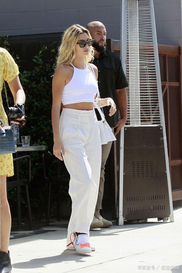 让全世界女星上头的这4款短上衣也太好穿太时髦了吧