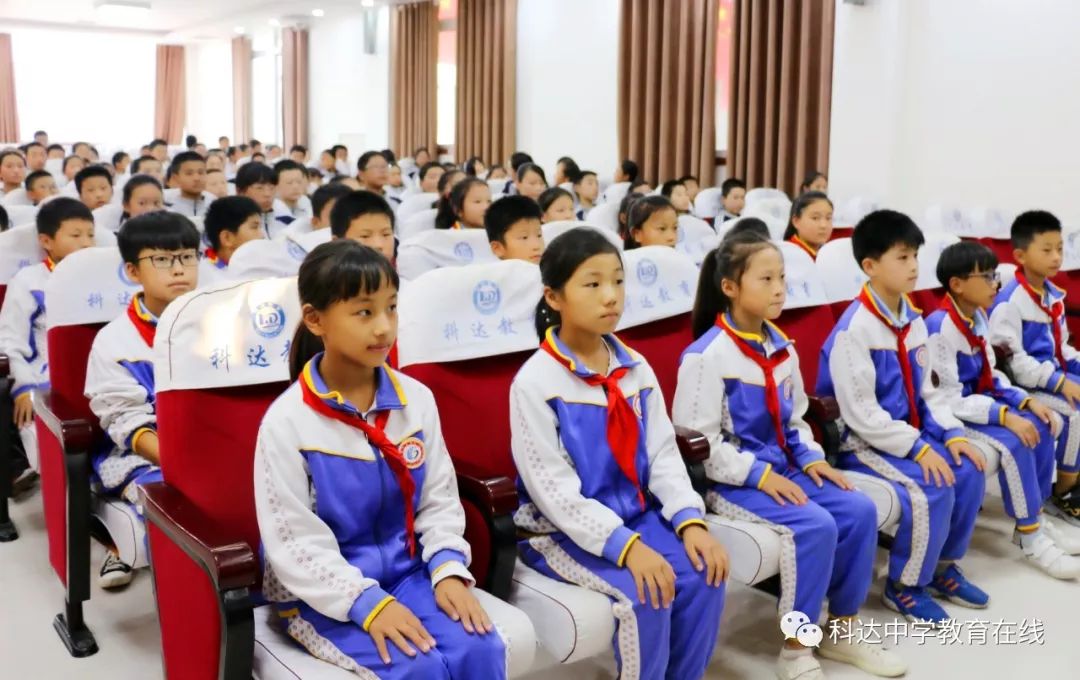 爱在秋日 暖意涌动——浚县科达中学(校区)举行"护苗行动"书包捐赠