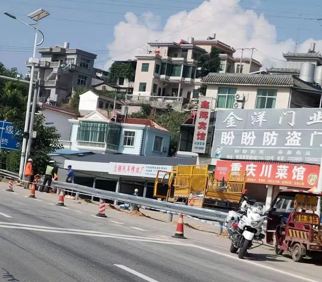 云县和云居上段岔祥临公路路口已禁止通行,路口已安装上隔离桩,司机