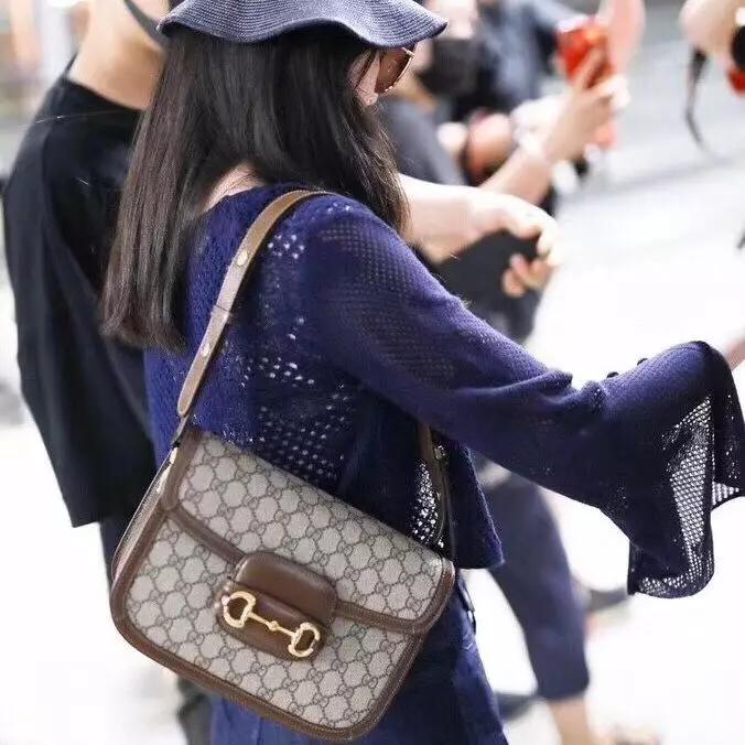 gucci最经典的马鞍包叫lady web,现在最新潮的马鞍包叫复古1955!