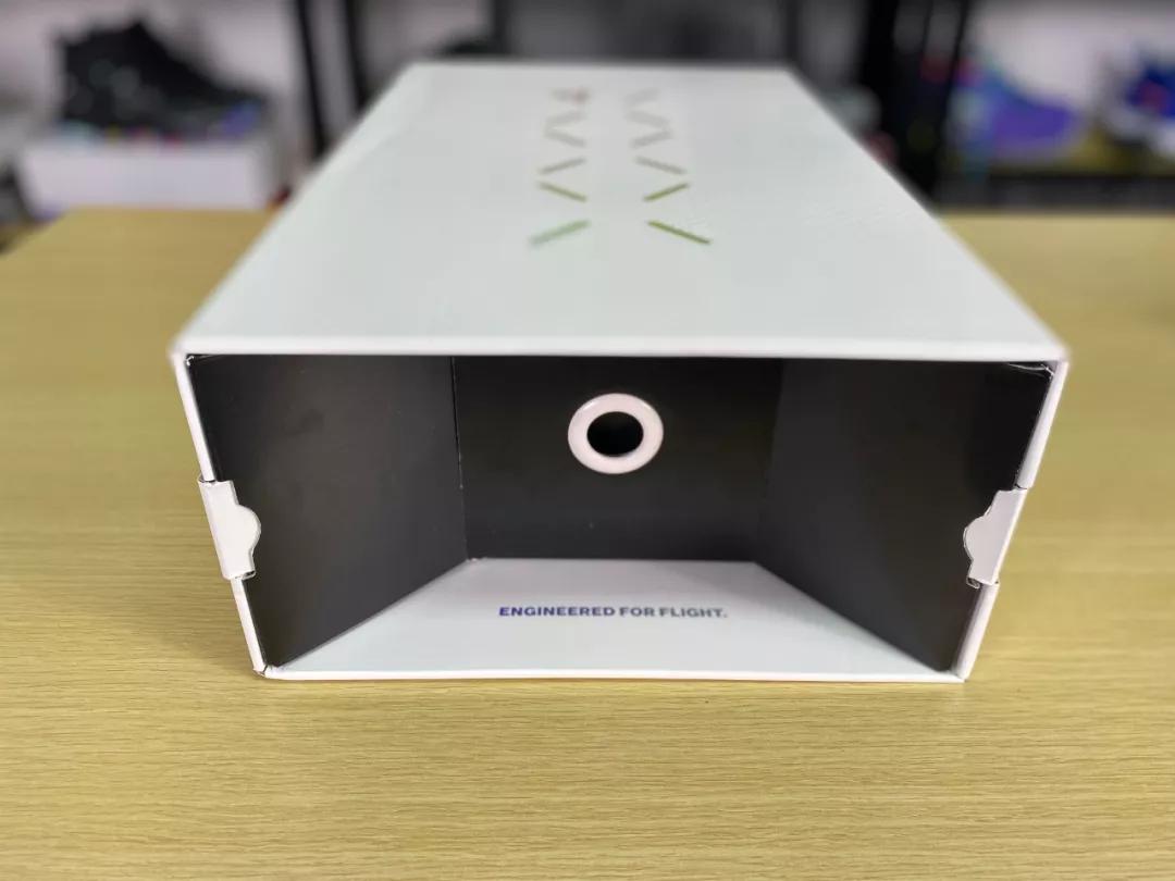 鞋盒的正面,是这种镭射雕刻的罗马数字的34,而且这个4很有意思,是放在