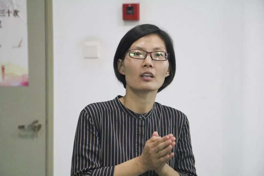 讲座尾声,王向女老师代替全体同学向潘玉民教授致以诚挚的谢意,也热切