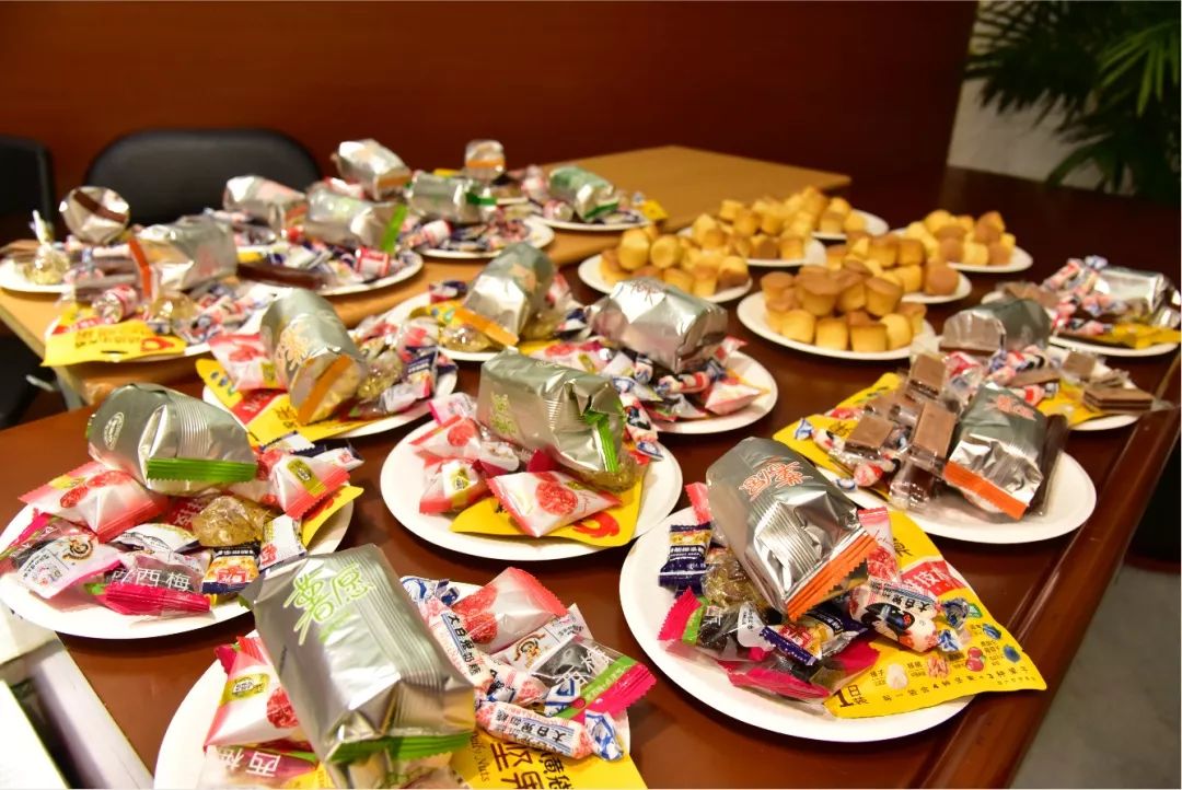 会议结束,大家还领取了学校准备的一些精美的零食!
