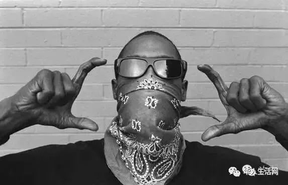 大型西班牙街头帮派latin kings▲黑黄是latin kings帮派的主色调