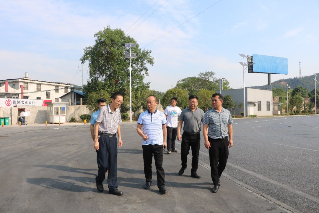 服务区餐饮区在京港澳高速昭山服务区,肖定安沿着进场道路边走边看,当