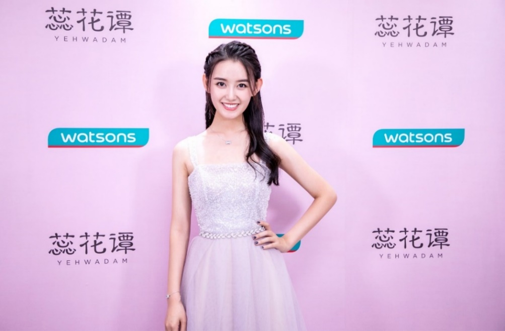 蕊花谭限量版粉上时尚限时店携手屈臣氏开幕代言人蒋依依共证闪耀一刻