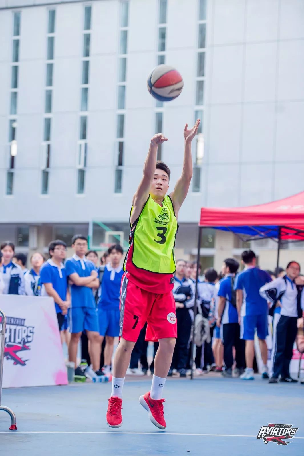 新世纪领航者篮球俱乐部青年队队员马明坤,李文豪现身平冈中学篮球场