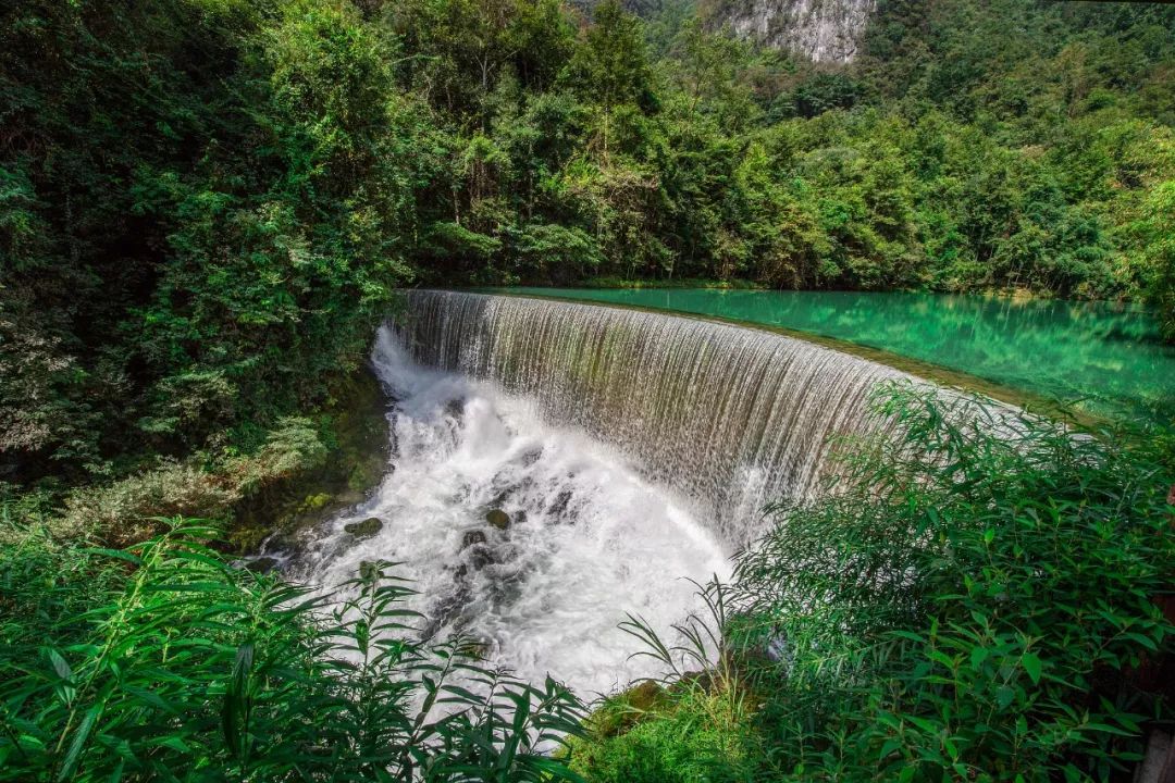 小七孔風景區位於貴州省荔波縣城南部30餘公里的群峰之中,有百多個