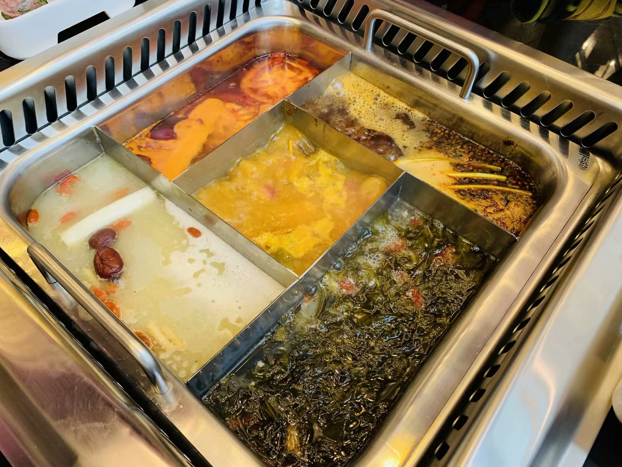 想要一次性把五种火锅口味尽收"囊"中必须来这里!