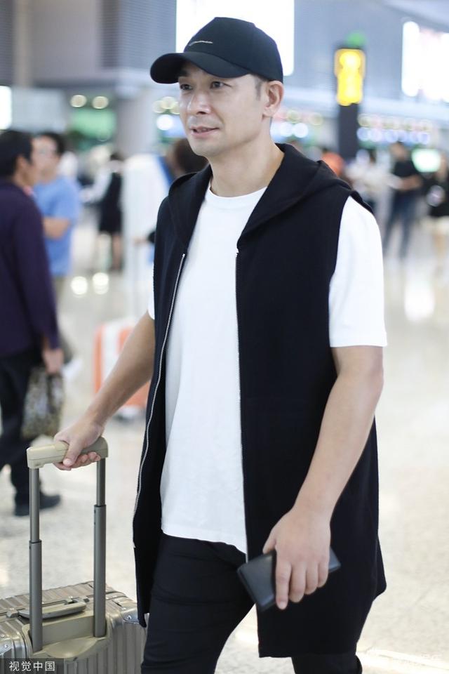 赵文卓近照印象满分,容光焕发身材几十年不变,胖嘟嘟的手反差萌