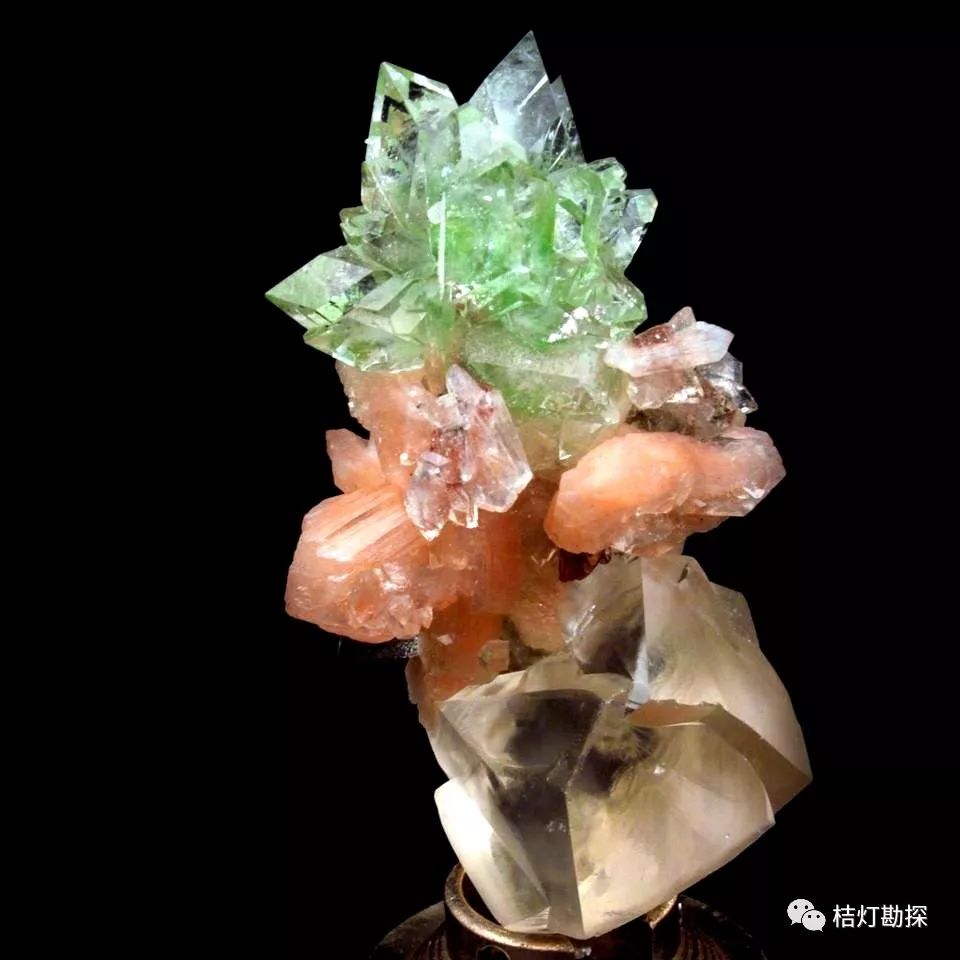 和紫水晶63化石殼和方解石晶體64鈣沸石65石英和海藍寶石66紅電氣石