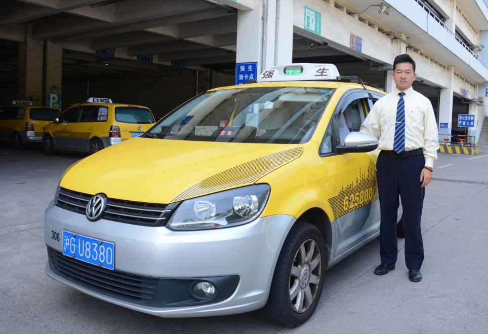 集《我们都是追梦人》中,出现了一位熟悉的身影,他是强生出租车驾驶员