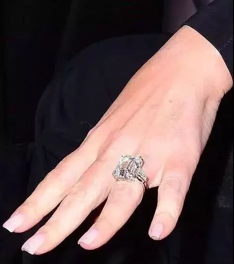 那些名媛明星们的超大鸽子蛋_钻戒