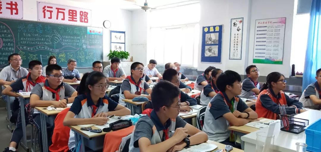 9月24日下午,浦东新区物理教研员吴老师莅临上海市蔡路中学指导,深入