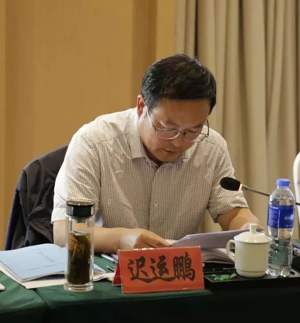 学思用贯通知信行统一县委理论学习中心组开展不忘初