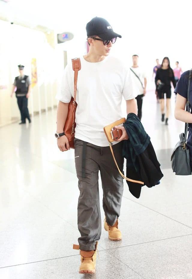 韩庚机场现身走男团风自背大包青春活力但为啥不系鞋带