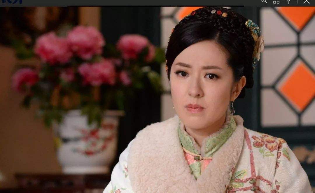 长二姑是和珅最宠爱的小妾之一,掌握着和大人府中的财政大权,并且年轻