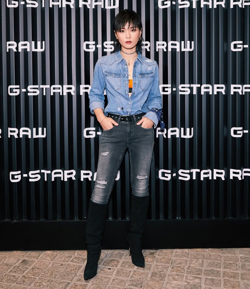 原创周笔畅什么时候胆子变大了?穿牛仔外套搭10cm短背心,美哭!