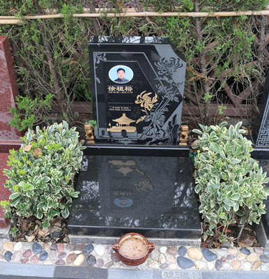 如图中这款小型墓碑,主碑中间镶嵌铜片,上面留有墓主人的信息,背景