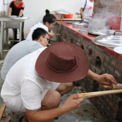 湖景边吃农家菜餐厅食材大部分也是自产的,主厨是发展以走地鸡,土鸡蛋