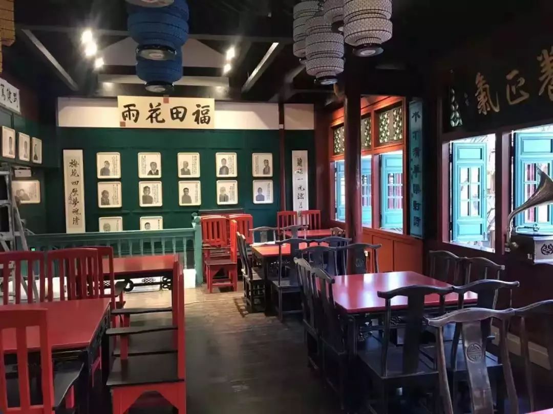 的窗户,充满中国风的装饰是让人眼前一亮,仿佛穿越回民国时期的酒馆