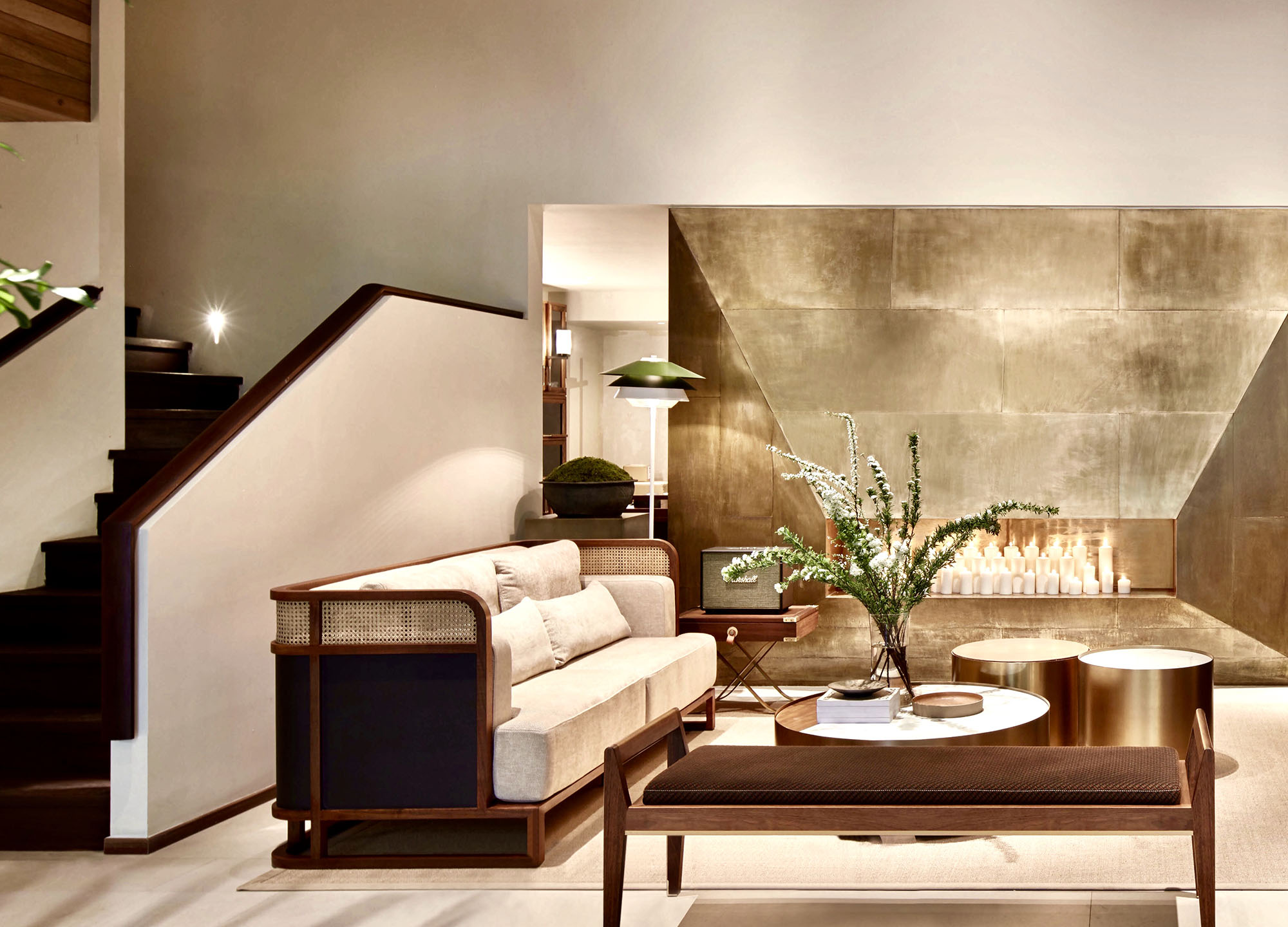 岁集旗舰店空间整体以开放的动线布局,其分区隔断由家具的不同组合来