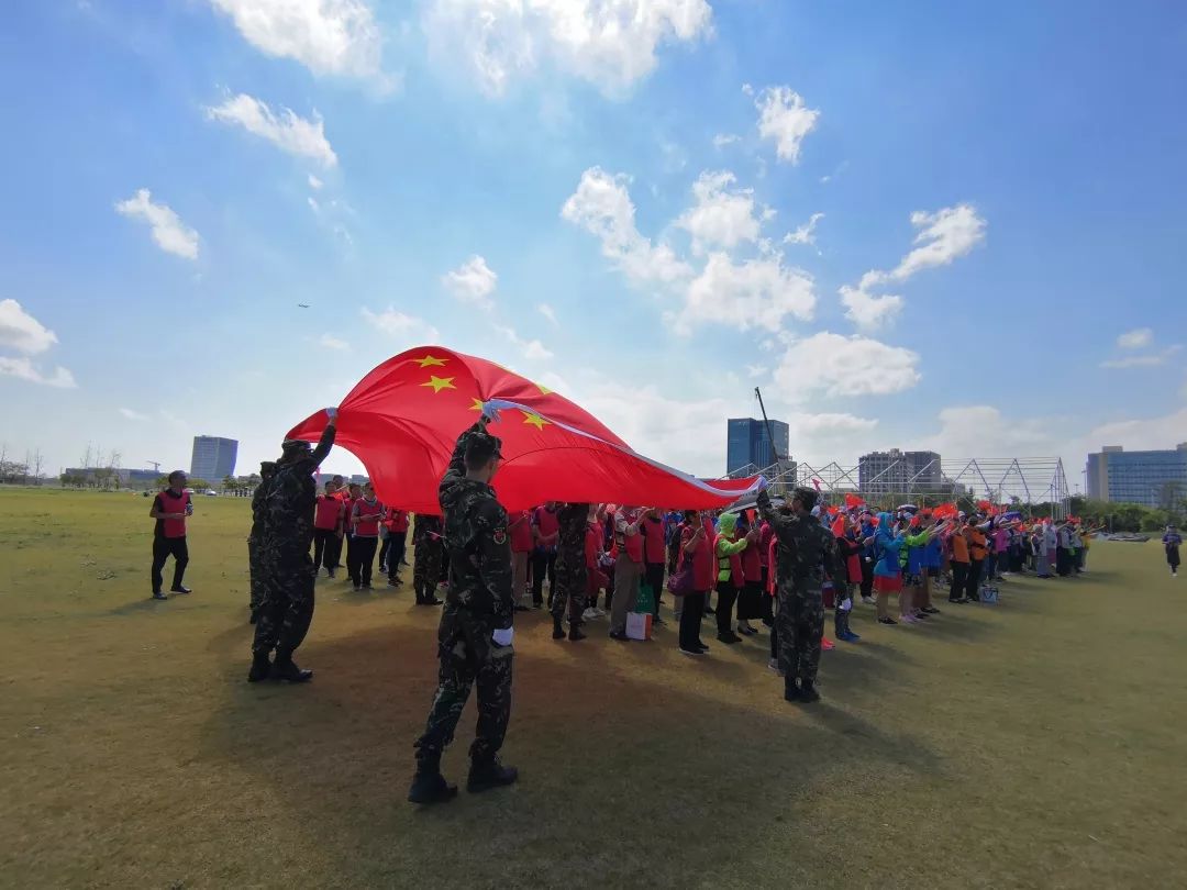 愛我中華 歌唱祖國浦東新區民中委王小春領導宣佈活動開始.