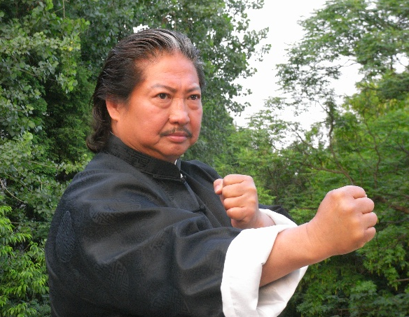 67岁洪金宝现身街头点燃雪茄吞云吐雾身上的肉汇在一处