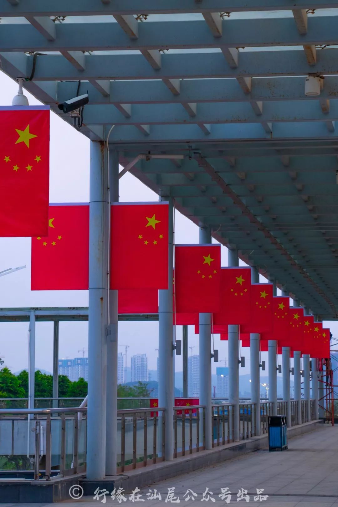 汕尾红刷爆朋友圈上万幅国旗遍布全城