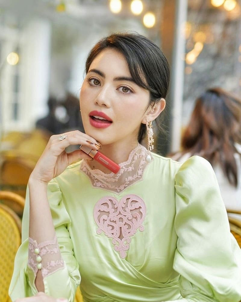 泰国小花mai穿绿色镂空裙,风格自然不装嫩,浓妆红唇美出新高度