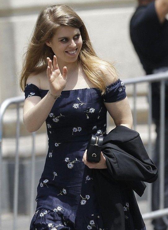 世界最美未嫁公主订婚,86万钻戒太亮眼,碎花裙合影照惹人羡_比阿特丽