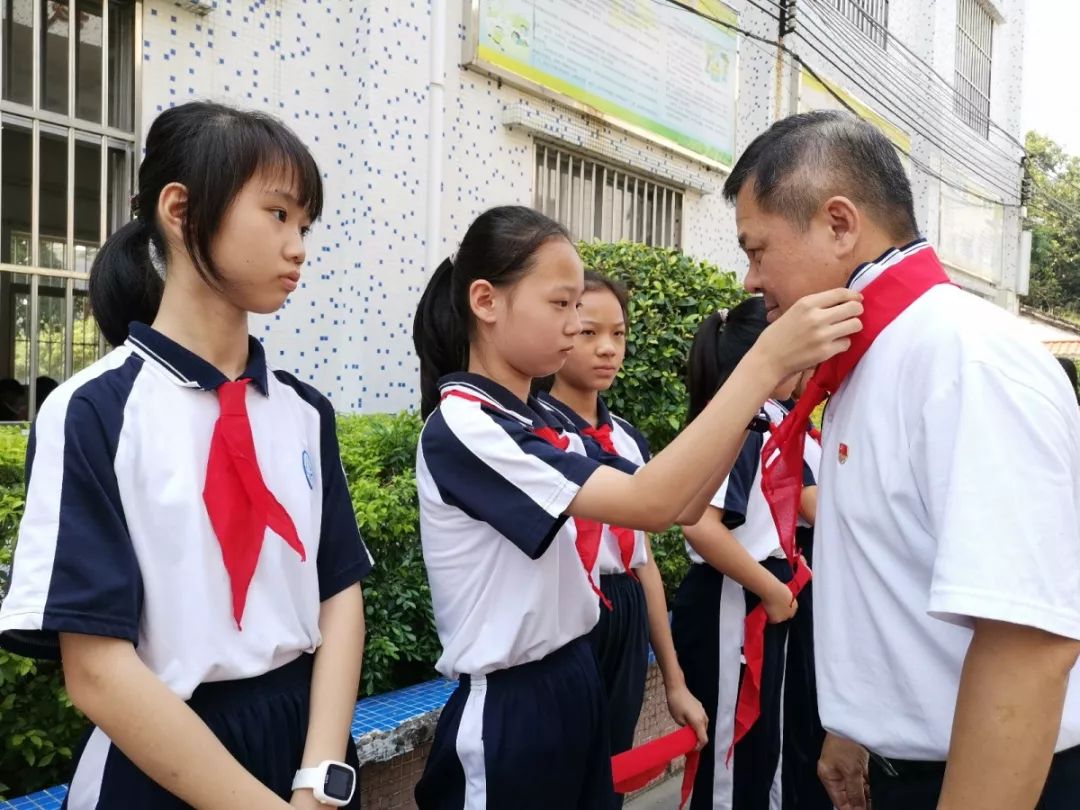 为领导们戴上鲜艳的红领巾清湾小学的小朋友石湾镇党委副书记,镇长