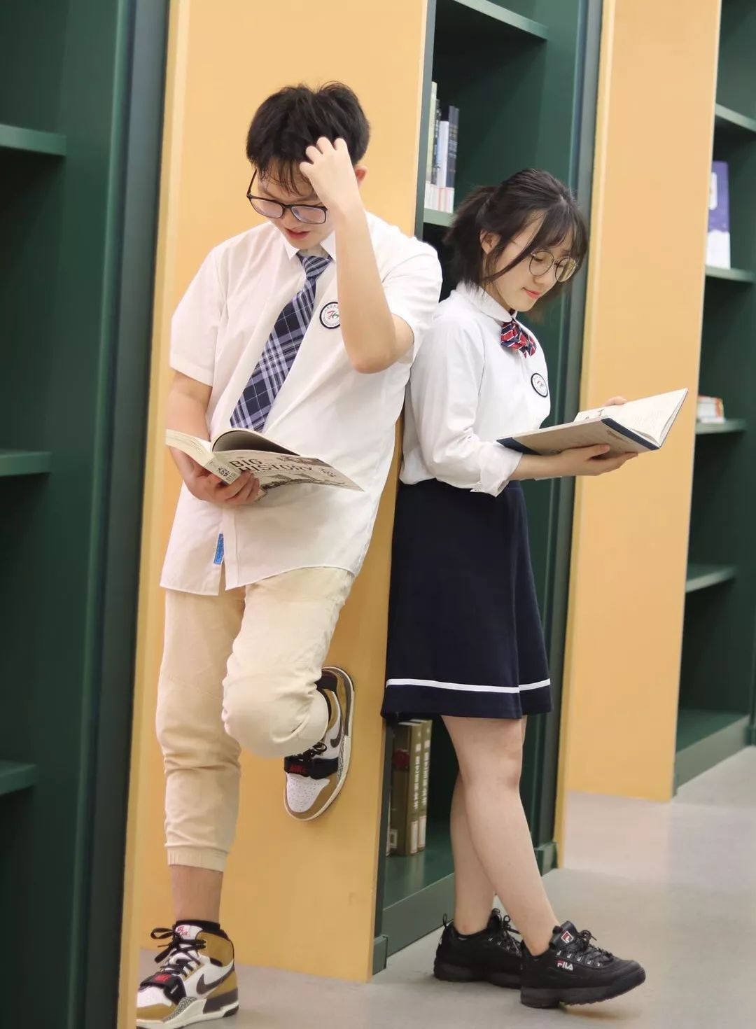 上海市西郊学校上海市第三女子中学的校服,一贯是素雅的,藏青,灰,白和