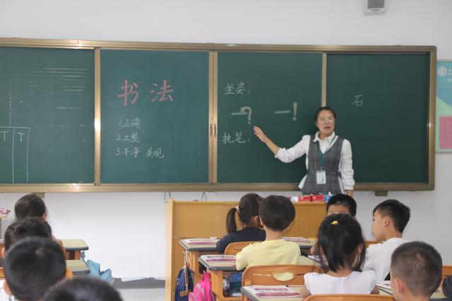 一位郑州女老师的书法情缘横平竖直写字堂堂正正做人