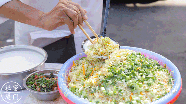 爹包其实就是海蛎炸,因牡蛎在福安话中发音die,又称"跌包","爹包",其