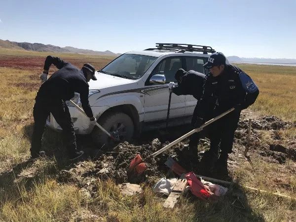 一輛車陷入湖邊沼澤地,瑪多縣公安局交警中隊出動