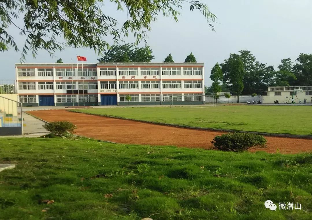 野寨中学90年代以前的主教学楼(正面)一组今昔对比图送上美丽潜山古 
